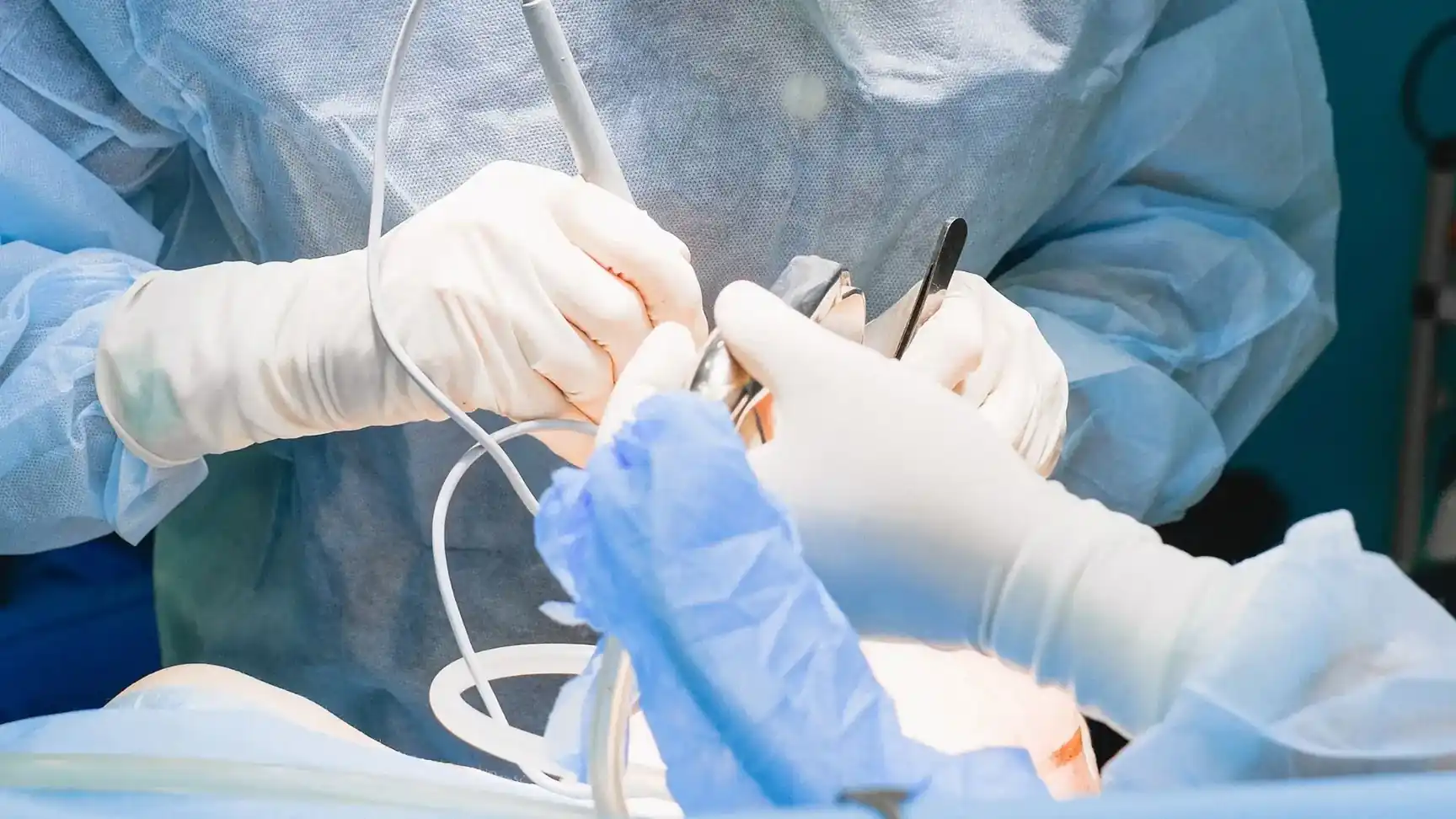 Social Media Marketing für Plastische Chirurgen: Patientin vor Spiegel